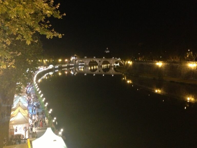 Lungo il Tevere. Barer, restauranter, boder og underholdning langs Tiberen.